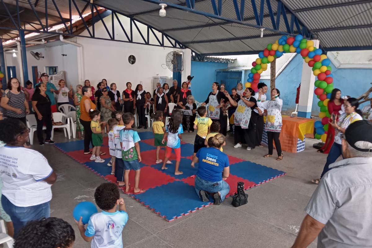 Estudantes autistas e idosos participam de manhã de inclusão