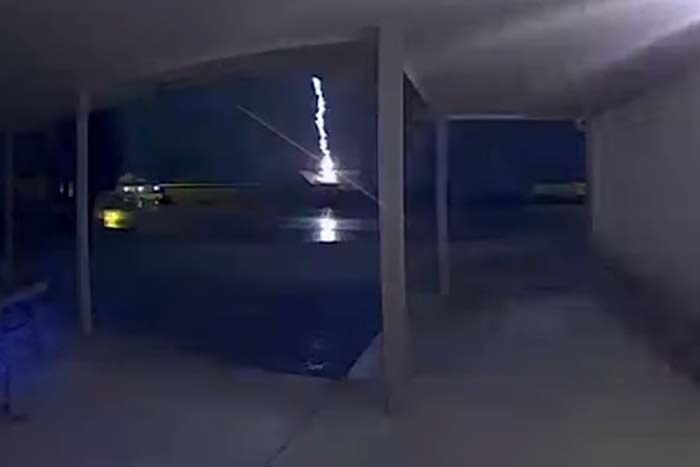 Câmera de segurança flagra momento em que raio toca o chão 