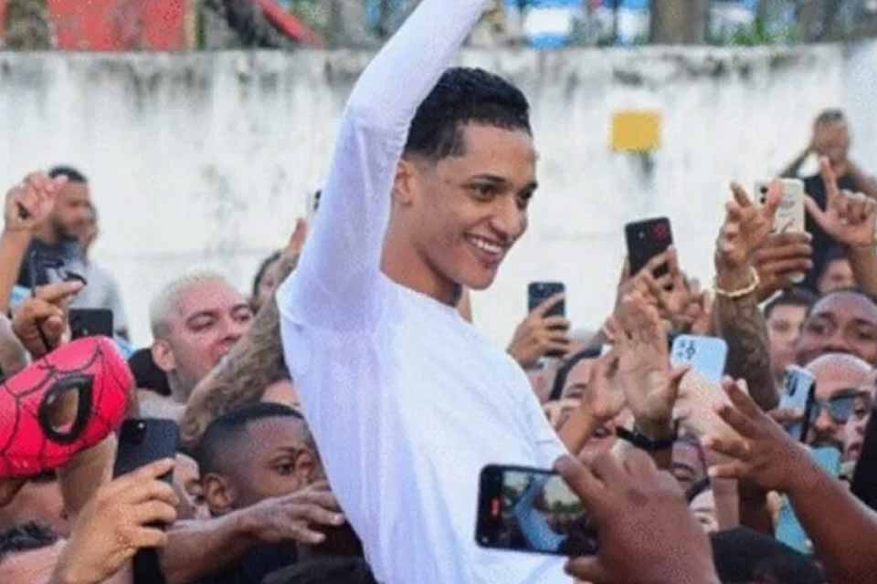 Oruam deixa prisão, se declara para noiva e revela desejo por fast food