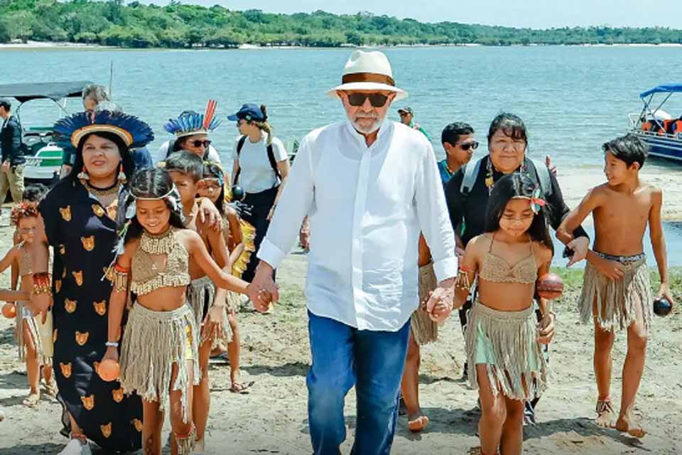 Lula visita aldeia indígena e promete energia para 4,3 mil famílias