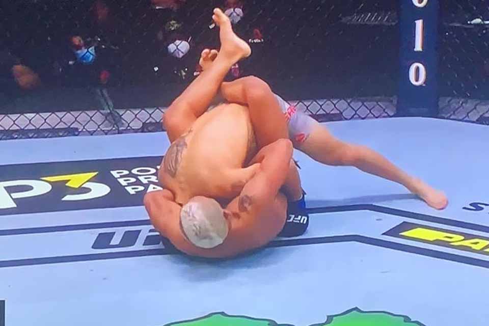 VÍDEO - Com guilhotina espetacular, Deiveson Figueiredo vence Alex Perez e mantém o cinturão no UFC 255