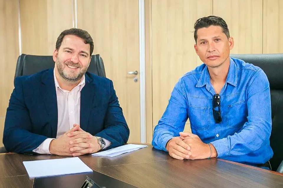 Deputado Alex Redano se reúne com vereador de Monte Negro e confirma recurso para a Educação do município