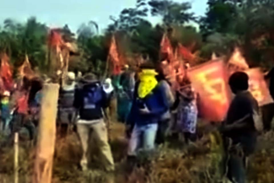  Presidente Jair Bolsonaro posta vídeo de policiais em frente à área tomada por membros da LCP e diz: ‘‘Tenho a minha opinião, qual a sua?”