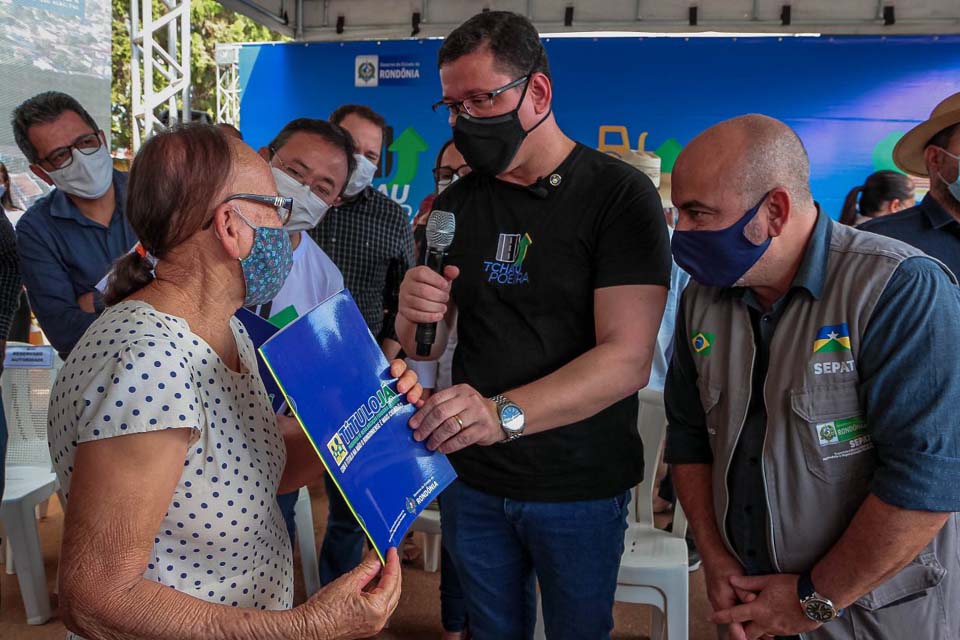 Governador Marcos Rocha entrega escrituras de regularização fundiária urbana por meio do programa “Título Já”