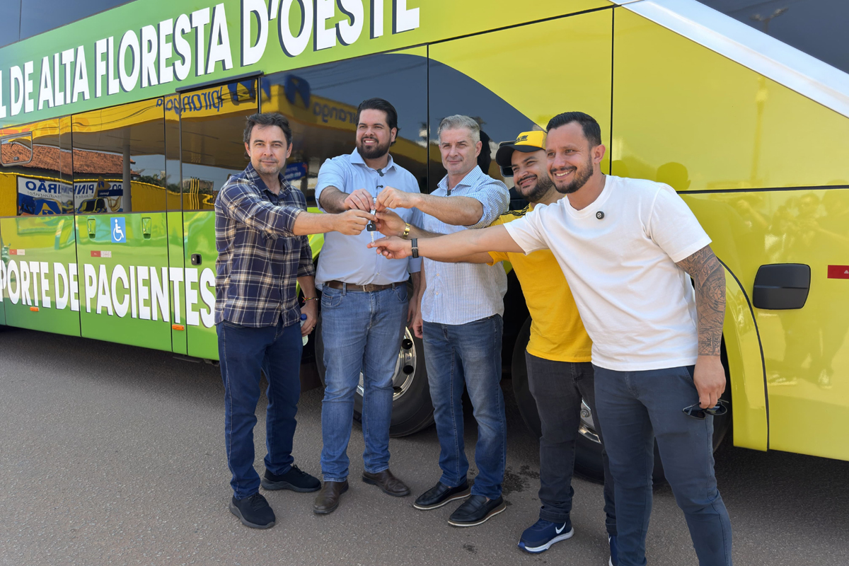 Nos 44 anos de Alta Floresta, Jean Oliveira participa da entrega de ônibus leito para o transporte de pacientes
