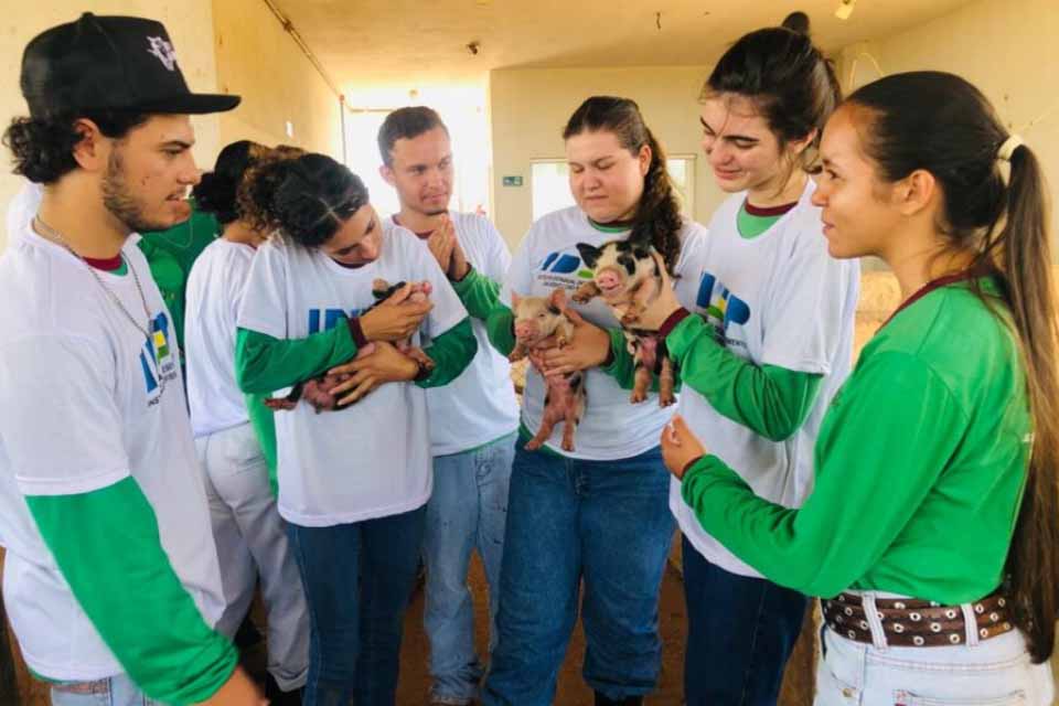 Alunos do Curso Técnico em Zootecnia apresentam práticas de bem-estar animal na II Semana do Técnico Agrícola