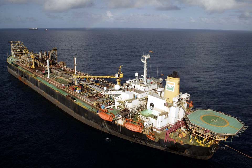 Petrobras conclui leilão para primeira reciclagem verde de plataforma