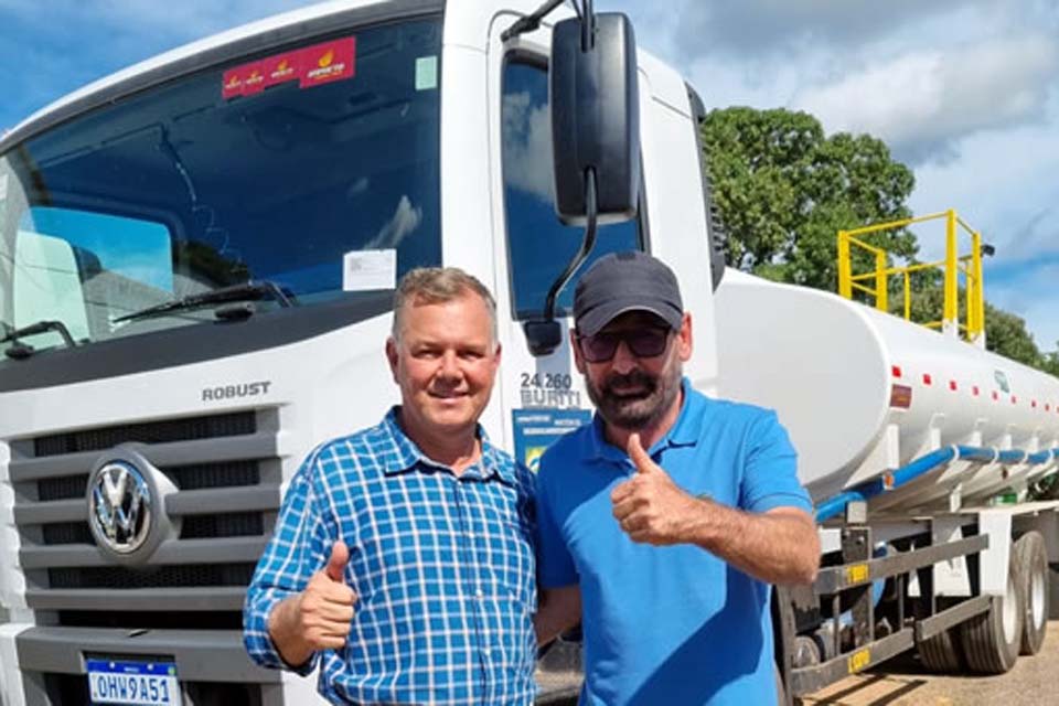 Deputado federal Lúcio Mosquini entrega mais um caminhão para a Estância Turística de Ouro Preto do Oeste