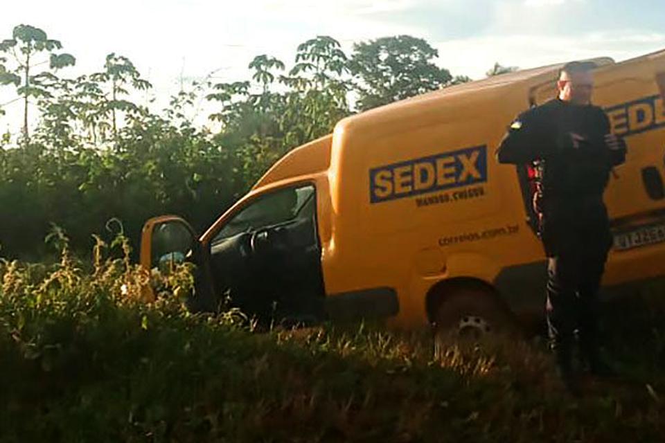 Criminosos roubam mercadorias e abandonam carro do Correios na zona sul