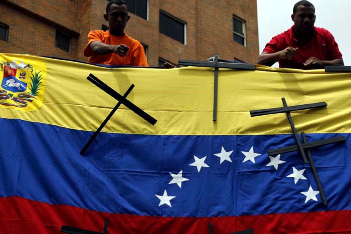 Venezuelanos protestam por falta de alimentos; Maduro culpa a oposição