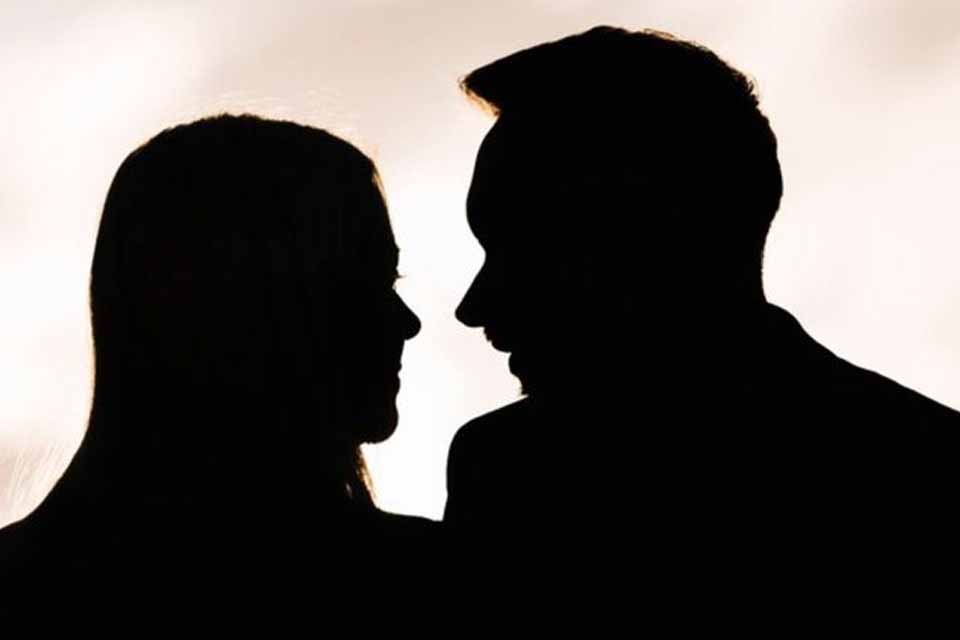 Apresentador famoso é flagrado em romance com atriz durante viagem internacional