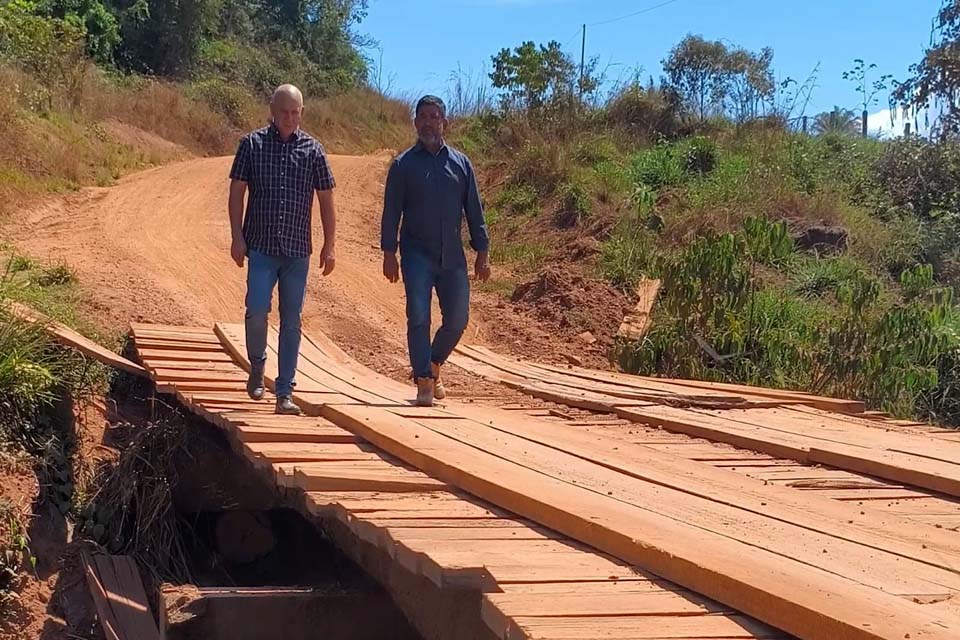 Ezequiel Neiva firma compromisso para substituição de ponte entre Chupinguaia e Corumbiara