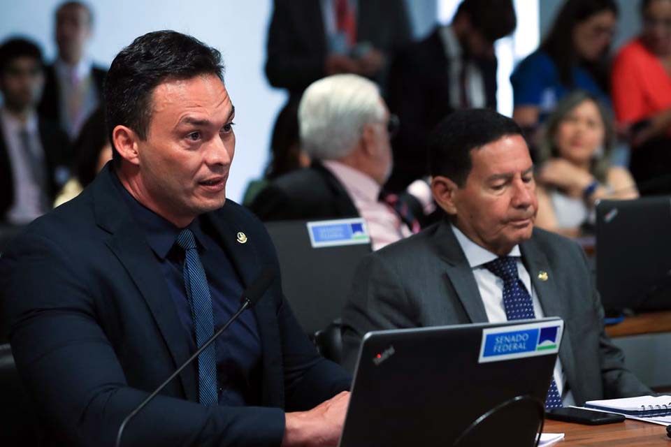 Senado aprova equiparação de milícias e facções a terroristas