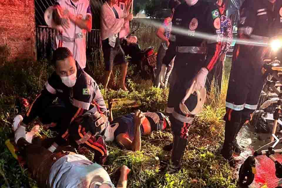 Colisão entre motos deixa três pessoas gravemente feridas