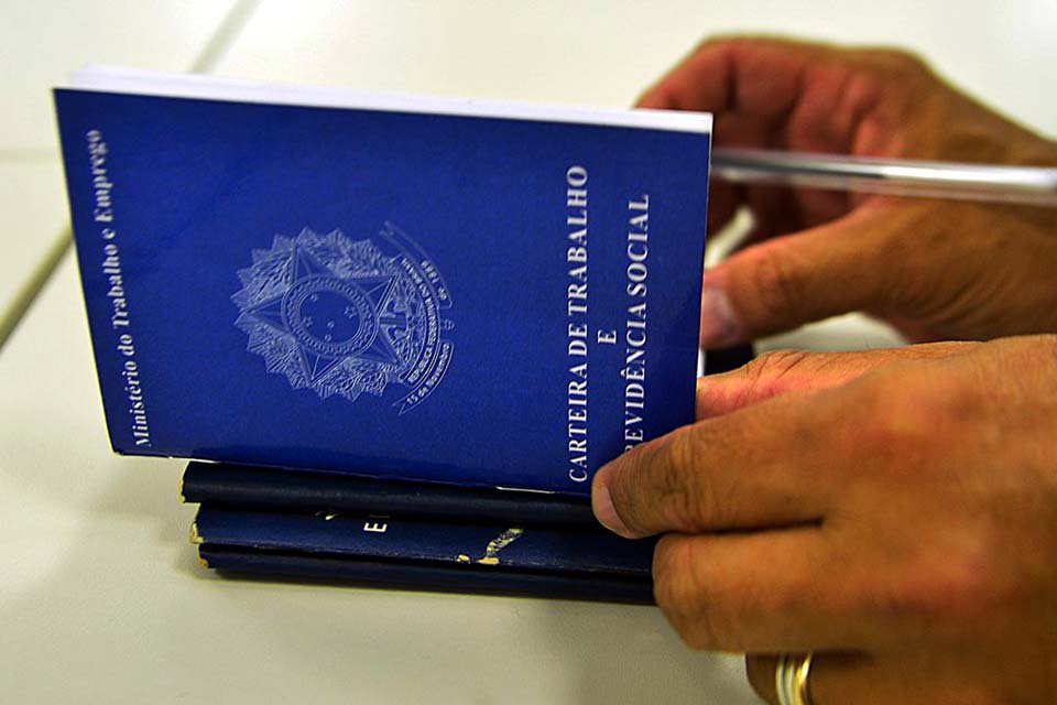 Desemprego recua 8,3% no trimestre encerrado em maio, diz IBGE