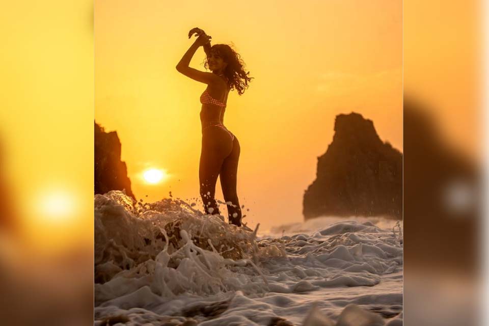 Bruna Marquezine surge arrasadora em ensaio no pôr do sol de Fernando de Noronha