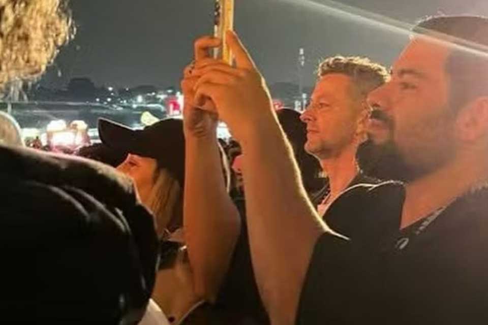 Ex e atual de Sandy acompanham show da cantora lado a lado no The Town