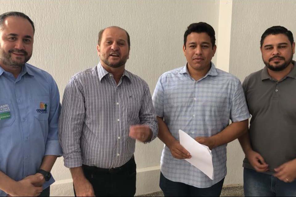 Deputado Cirone Deiró entrega ao prefeito Adailton Fúria depósitos bancários de novos recursos liberados para Cacoal