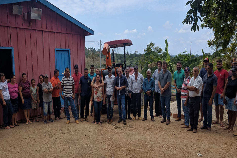Mais três associações rurais recebem equipamentos agrícolas destinados pelo deputado Ezequiel Neiva