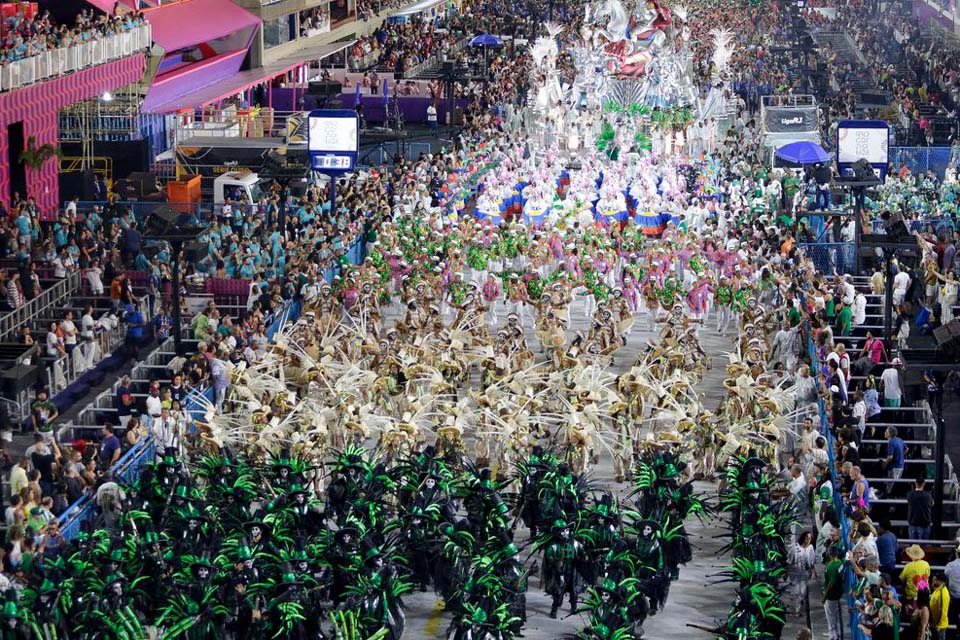 RJ: ingressos para desfile das escolas de samba começam a ser vendidos