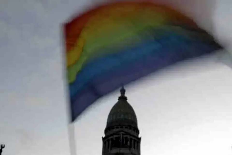 Parlamento Europeu condena decisão de governo italiano de impedir registro de filhos de casais gays