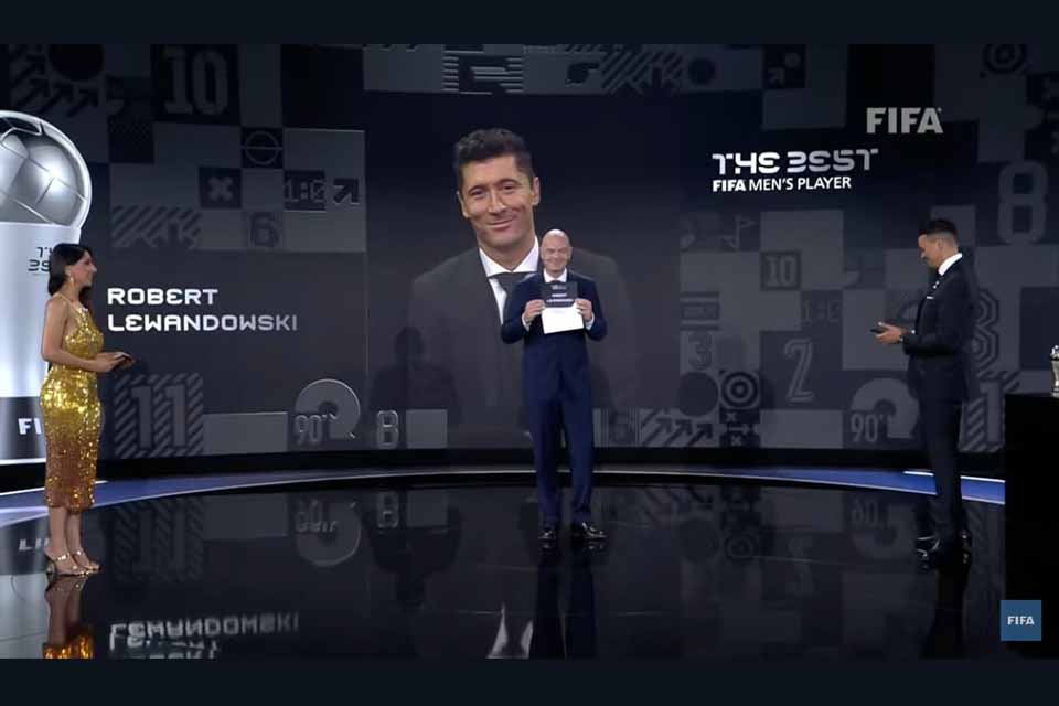 VÍDEO -  Robert Lewandowski é eleito o melhor jogador do mundo pela Fifa
