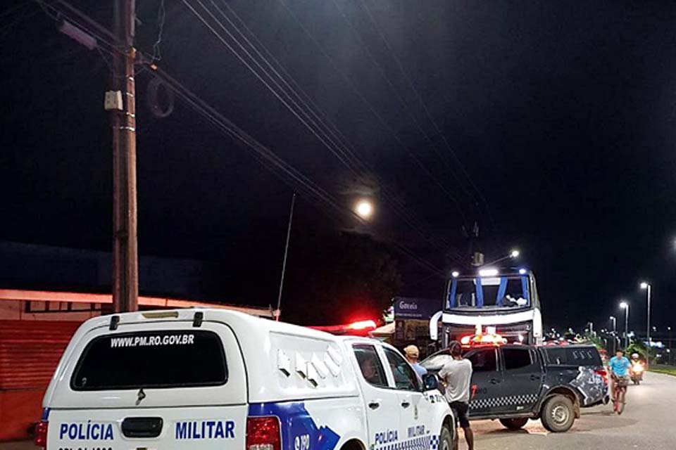 Mulher é alvejada com tiro enquanto trafegava de motoneta em Ji-Paraná