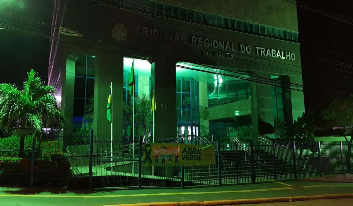 TRT-14 ilumina prédio e reforça campanha Abril Verde com foco na conciliação