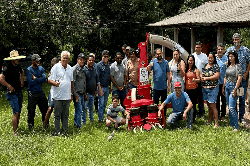 Deputado Laerte Gomes entrega equipamentos agrícolas para associações rurais de Presidente Médici