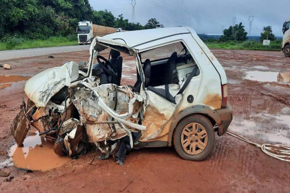 Colisão entre carro e carreta deixa três homens presos às ferragens na BR-364