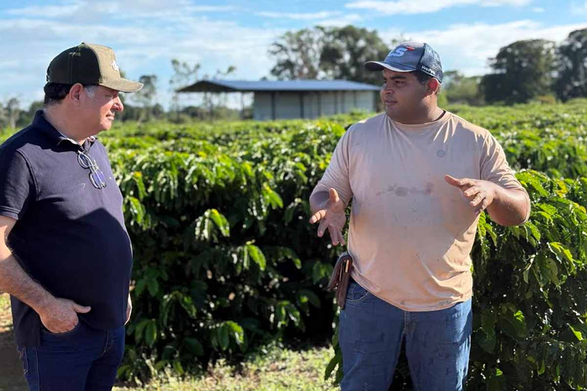 Pedro Fernandes visita agroindústria de café em Alto Paraíso e defende valorização dos produtores rurais  