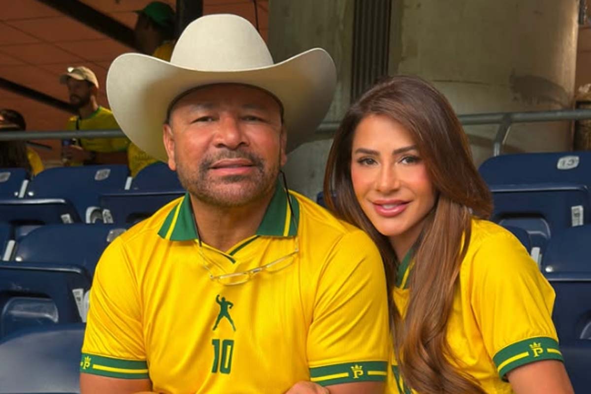 Pai de Neymar assiste a jogo do Brasil com a namorada 14 anos mais jovem