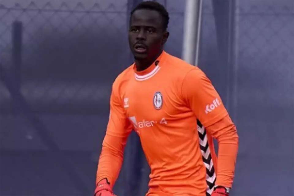 Goleiro é suspenso na Espanha por briga com torcedores racistas