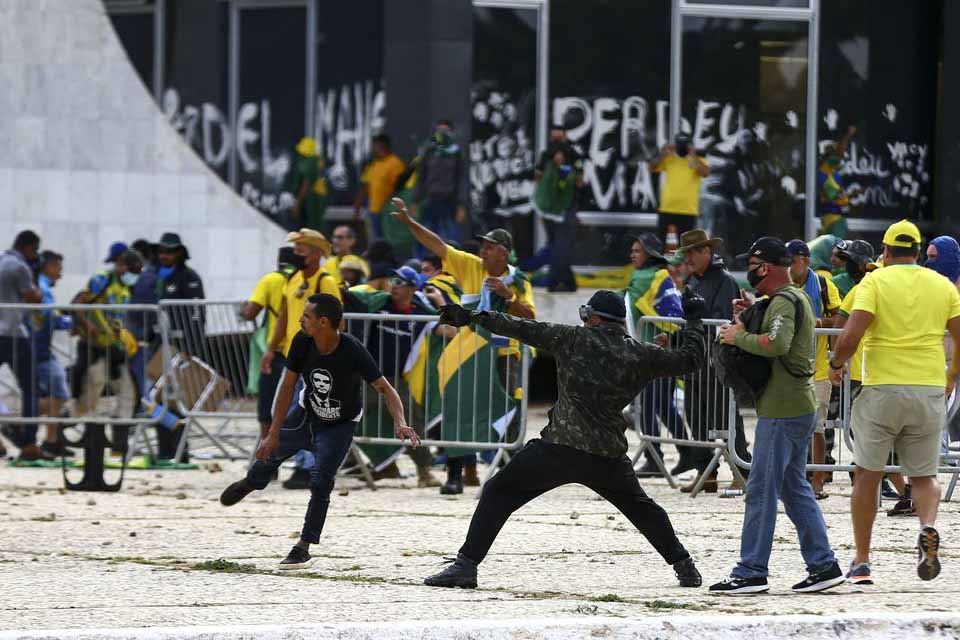 Manifestantes bolsonaristas invadem Congresso, Planalto e STF