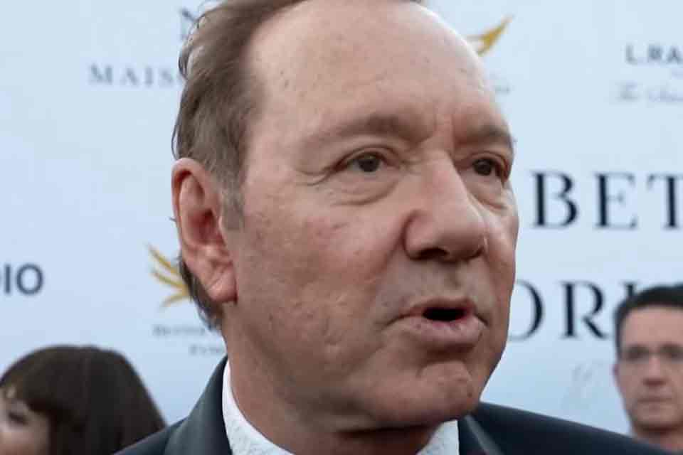 “Ainda estou de pé”: Kevin Spacey reaparece em Cannes após anos de afastamento