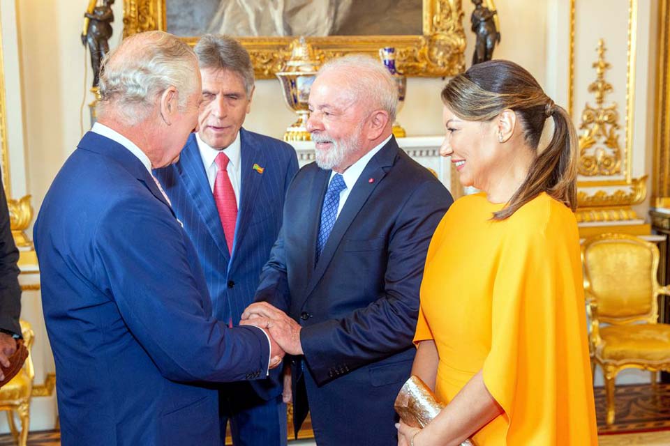 Lula se encontra com Rei Charles III na véspera da coroação
