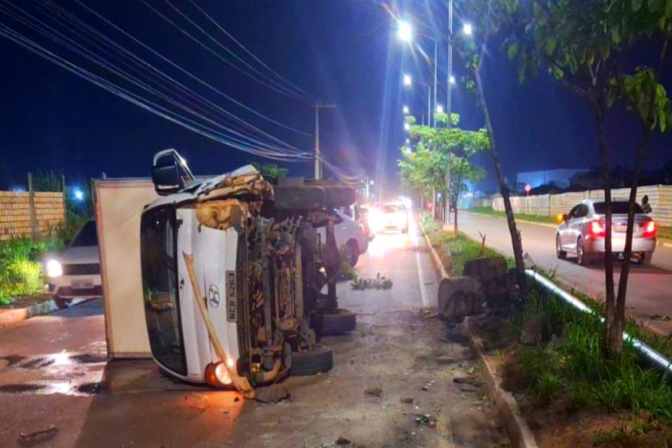 Caminhão tomba deixando passageiro ferido após atingir poste