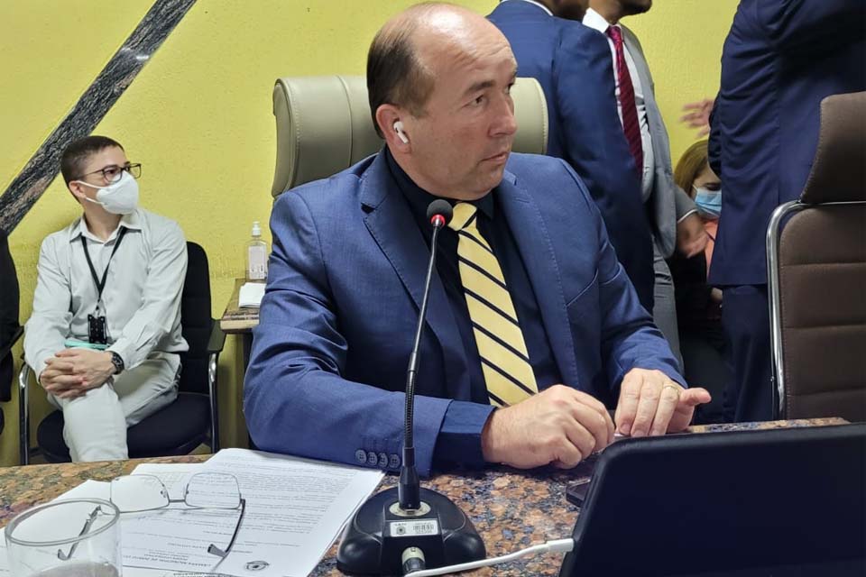 Prefeitura inicia reparos na iluminação pública em quase 20 pontos do Ulisses Guimarães após pedido de Negreiros