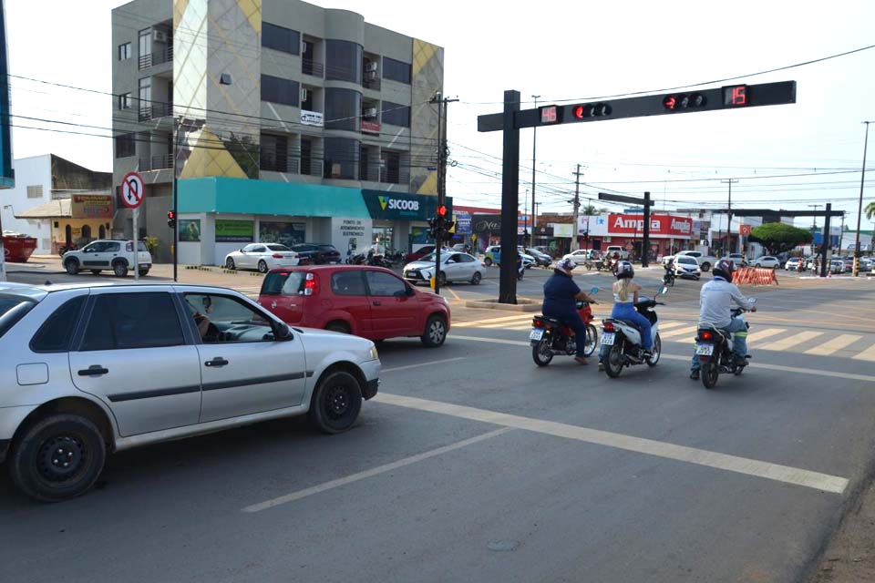 Dois novos semáforos iniciam operação; equipamentos adquiridos com recurso da prefeitura