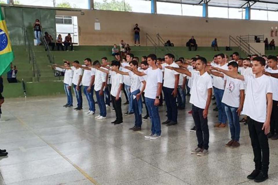 Jovens participam de juramento à bandeira;  todos foram dispensados da prestação do serviço militar inicial. 