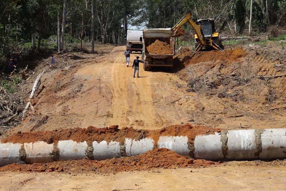 Prefeitura de Ji-Paraná constrói aterro com dreno em travessão rural