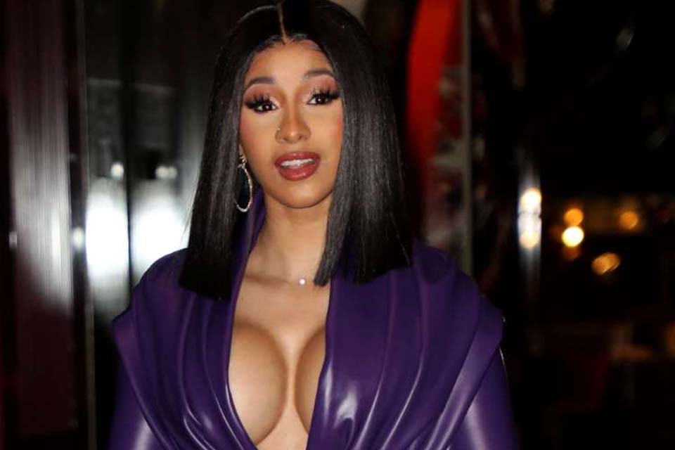 Cardi B afirma que tinha problemas com a autoimagem antes de cirurgias plásticas