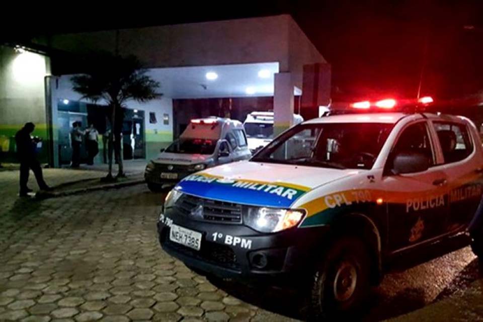 Jovem é alvejado a tiros por dupla em motocicleta na zona leste