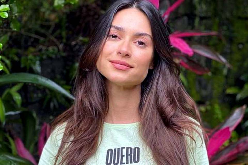 Thaila Ayala posta cliques da infância e desafia os fãs: “me encontre na foto”