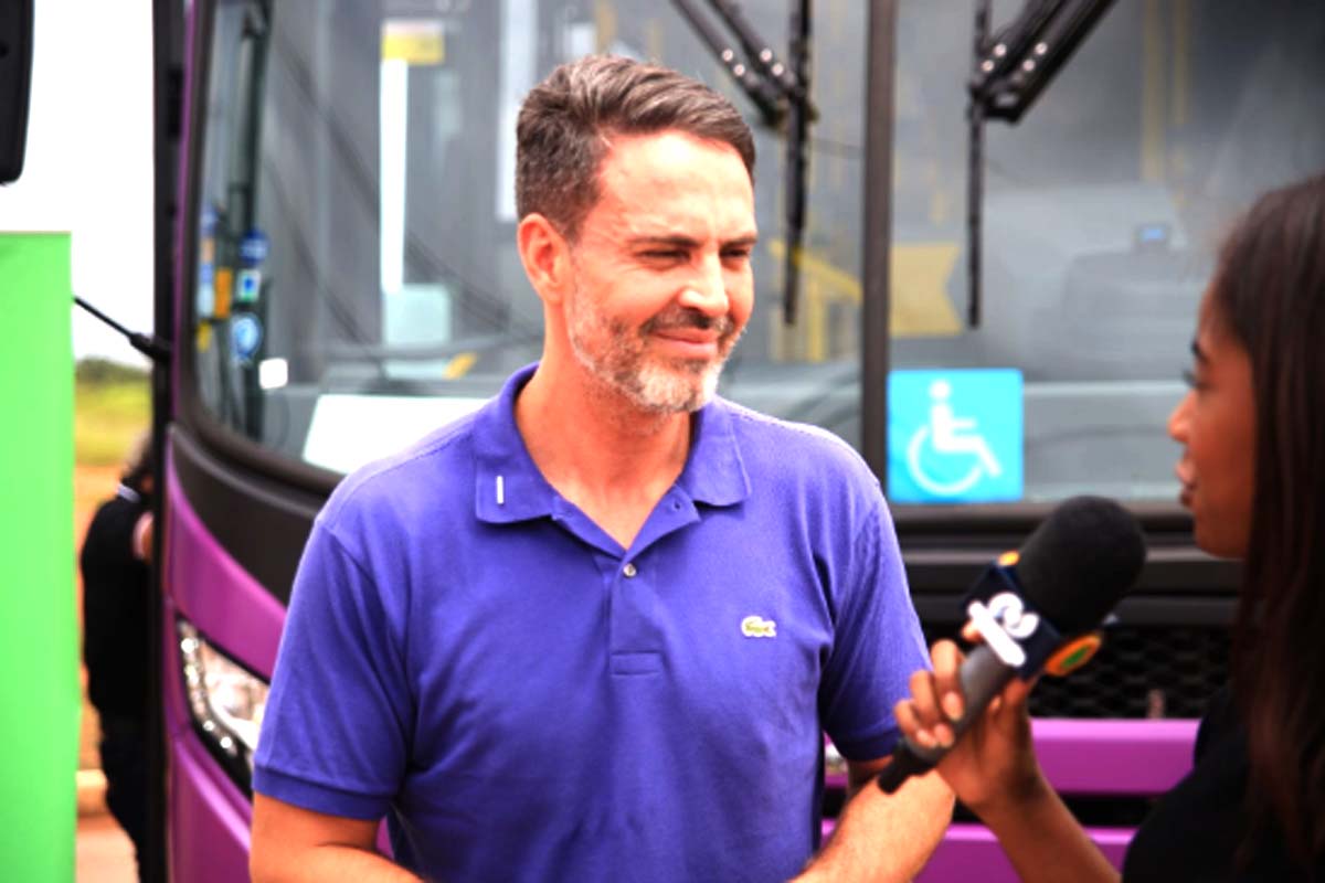Mulheres e idosos podem desembarcar fora dos pontos de ônibus após às 22h; medida facilita a parada em local mais seguro