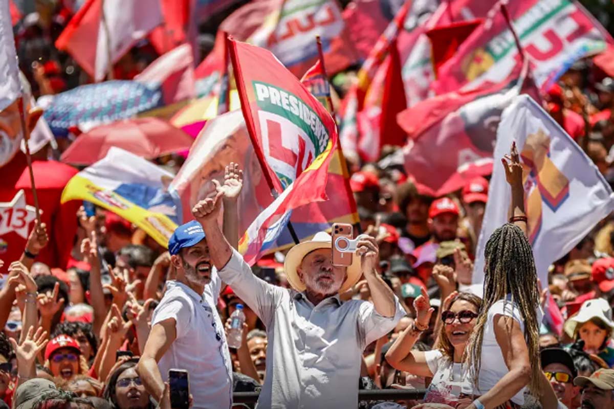 Brasil não será governado por sócios do Banco Master, diz Lula em ato