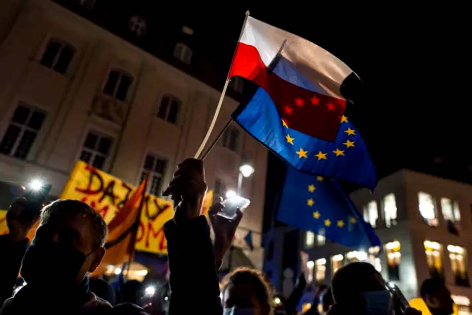 UE e Polônia trocam farpas após acusação de violação do Estado de direito