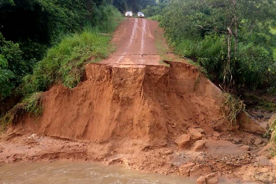 Chuva destrói bueiro e abre buraco de 35 metros em estrada rural 