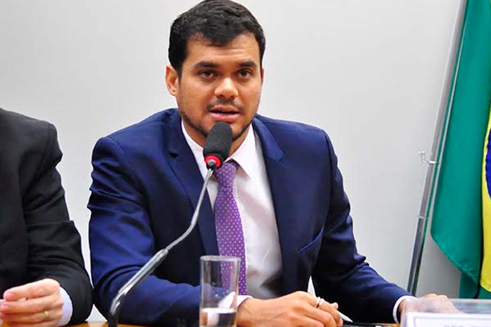 Expedito Netto entrega ônibus para Secretaria Municipal de Esporte, Lazer e Juventude de Colorado do Oeste