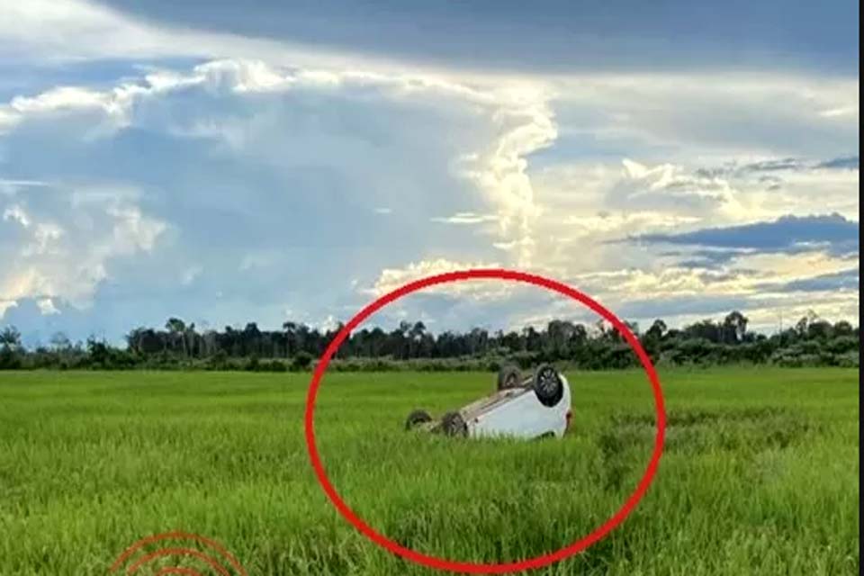 Mulher fica ferida após capotar carro na BR-435 próximo a Pimenteiras